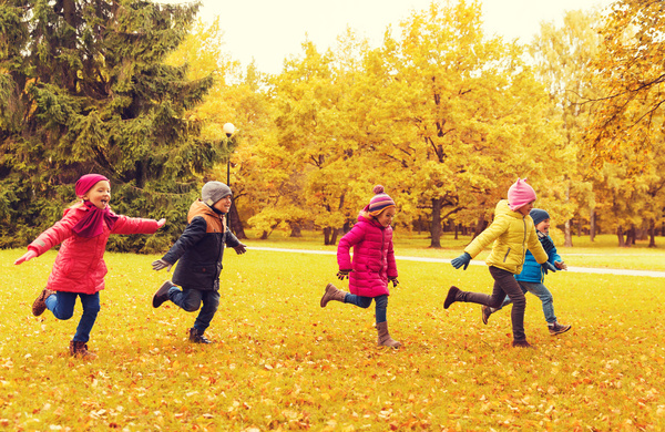 5cec8266132231ed0232a359 HD picture Happy children playing autumn leaves 02